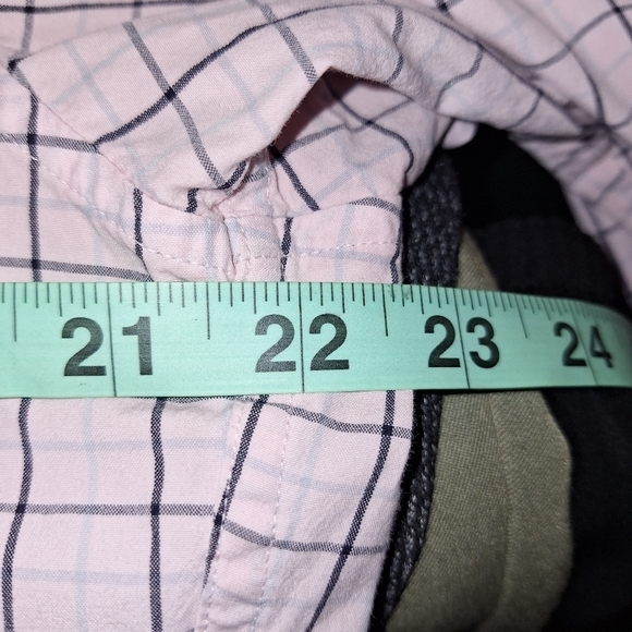 A J. Crew Classic long sleeve button-down shirt in a mens size medium - Picture 8 of 9